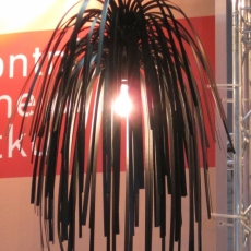 Závěsný lustr z plastových proužků Stripy černá - 2