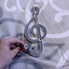 2. akosť Háčik na šaty hliníkový Music Husľový kľúč, 23 cm - 2