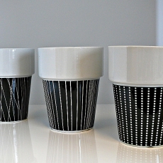 Hrnek porcelánový stohovatelný, černá - 1