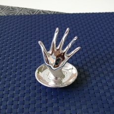 Stojánek na šperky Ruka s miskou, 8 cm - 3